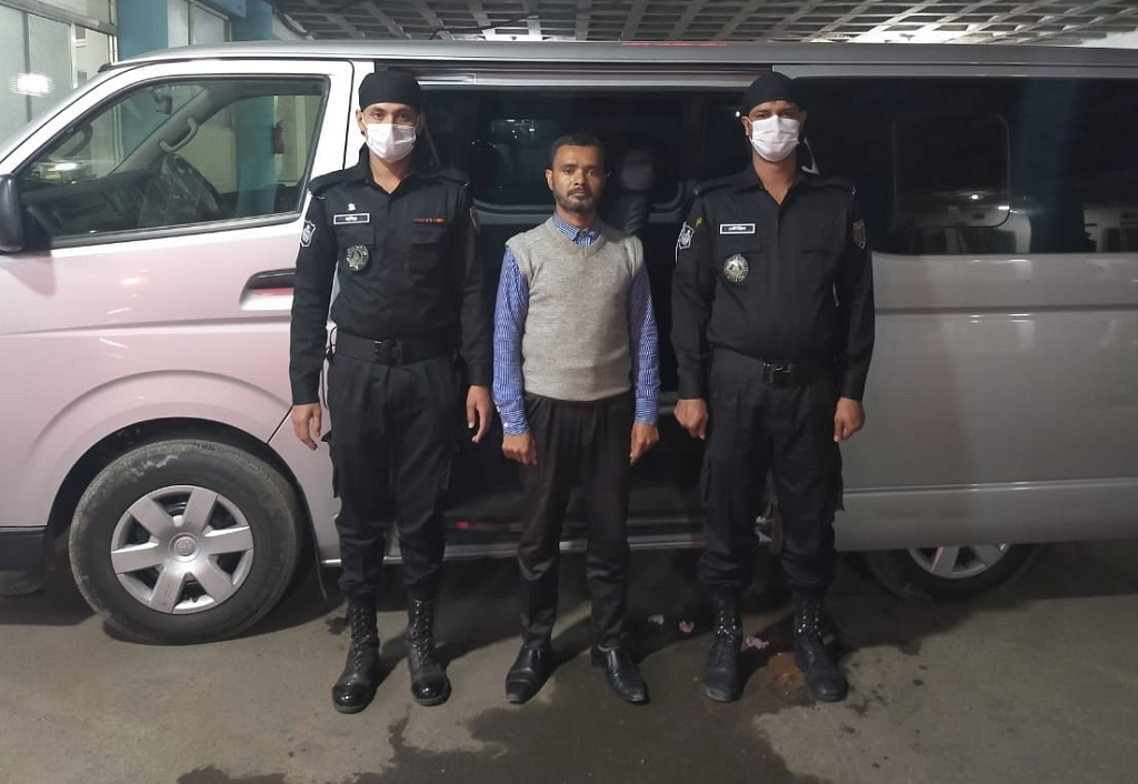 শিক্ষক নিয়োগের প্রলোভন দেখিয়ে হাতিয়ে নিচ্ছে টাকা