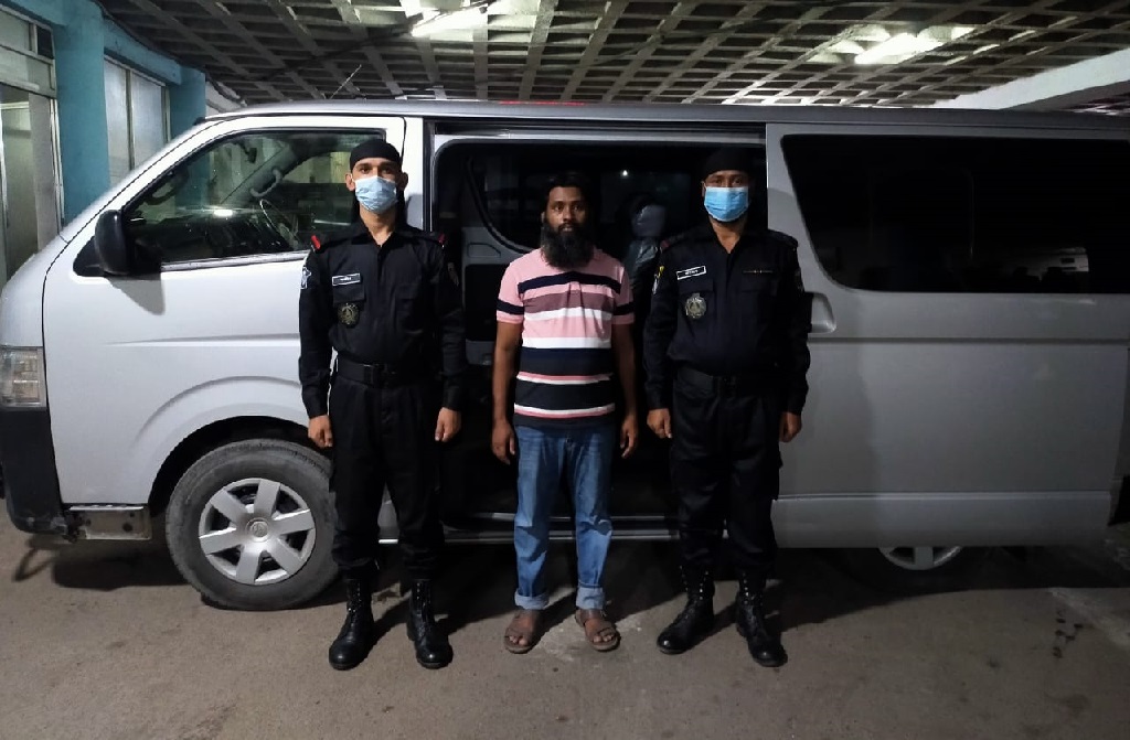 ধানমন্ডি থেকে গাঁজাসহ এক মাদক ব্যবসায়ী আটক করেছে র‌্যাব-৩