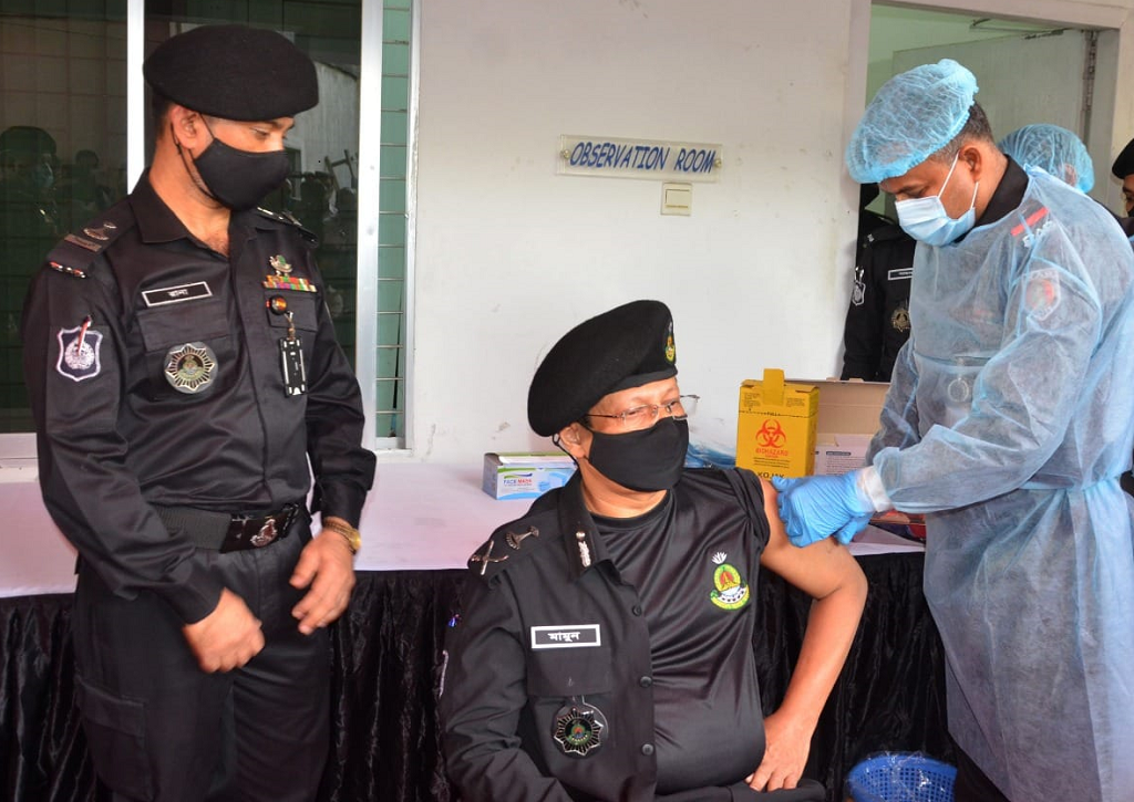 মানুষ দলে দলে ভ্যাকসিন নিচ্ছেন ধূম্রজাল কেটে গেছে : র‍্যাব ডিজি