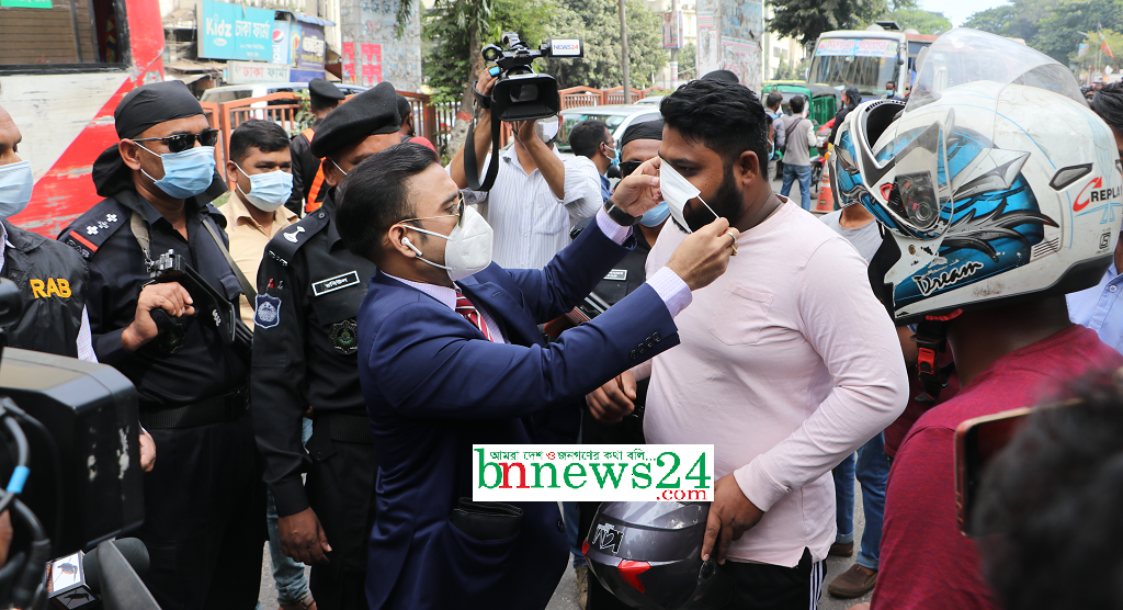 করোনার দ্বিতীয় ঢেউ মোকাবেলায় র‌্যাব-৩ এর জনসচেতনতা ও মাস্ক বিতরণ