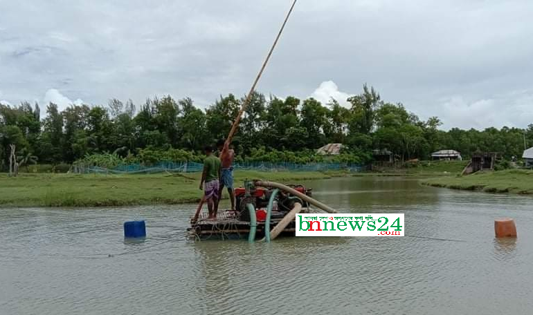 অবৈধভাবে বালু উত্তোলনে হুমকিতে রয়েছে বসতবাড়িসহ ফসলি জমি