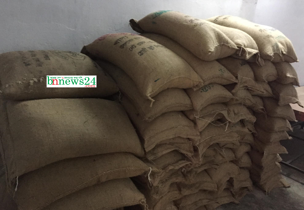 চৌগাছায় ফেয়ারপ্রাইসের ৪০ বস্তা চাল উদ্ধার, নেতার মাস্টাররোল জব্দ