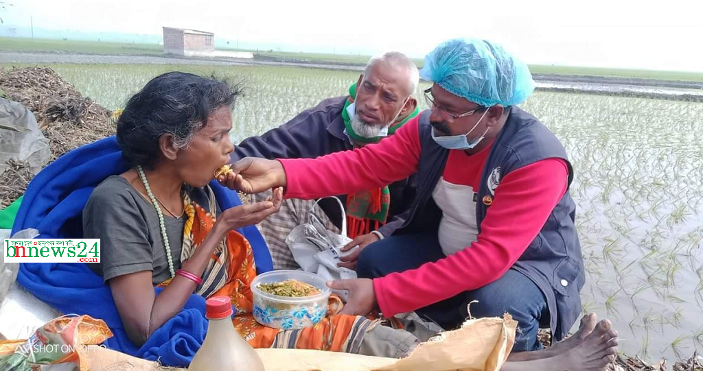 শার্শায় রাস্তার পাশে পড়ে থাকা বৃদ্ধা এক মায়ের পাশে উদ্ভাবক মিজান