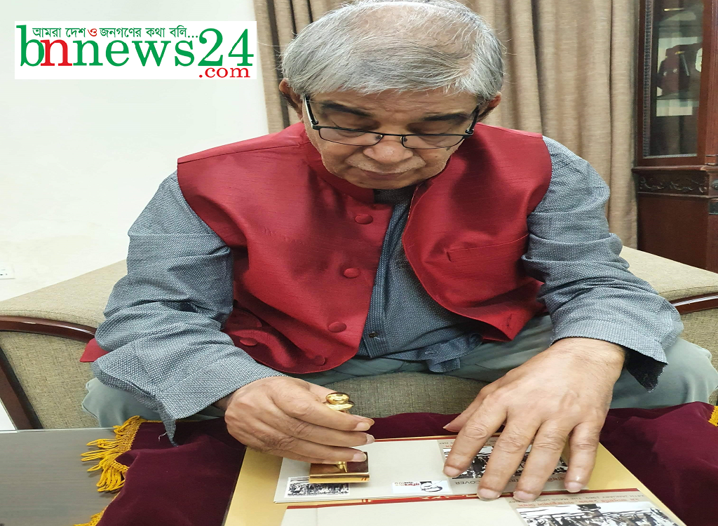 গণঅভূ্যত্থান দিবস উপলক্ষে স্মারক ডাকটিকেট অবমুক্ত করলেন মোস্তাফা জব্বার