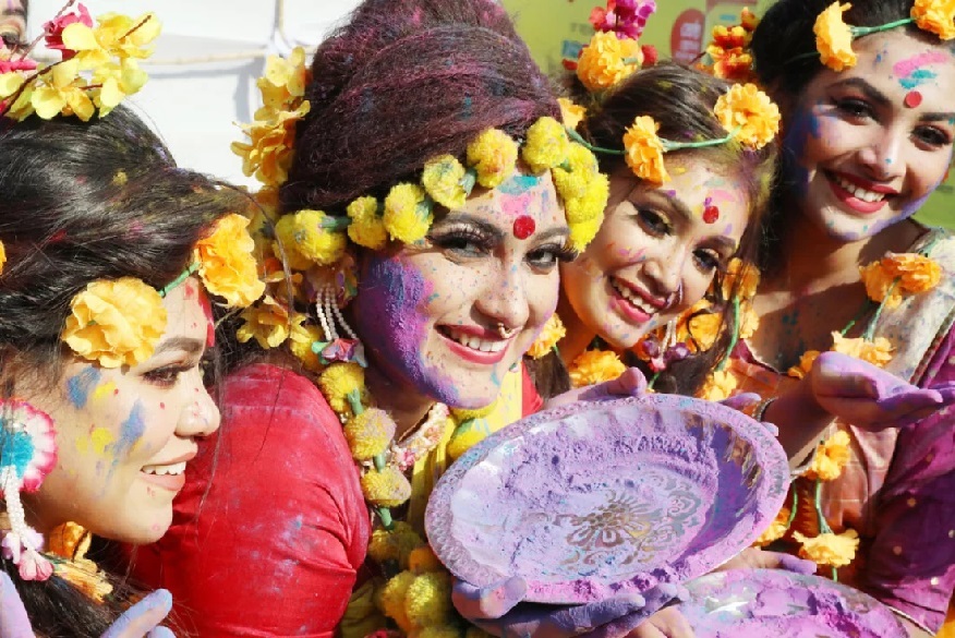 চোখেমুখে ফুটে ওঠা খুশির আভায় ভালোবাসার বসন্ত