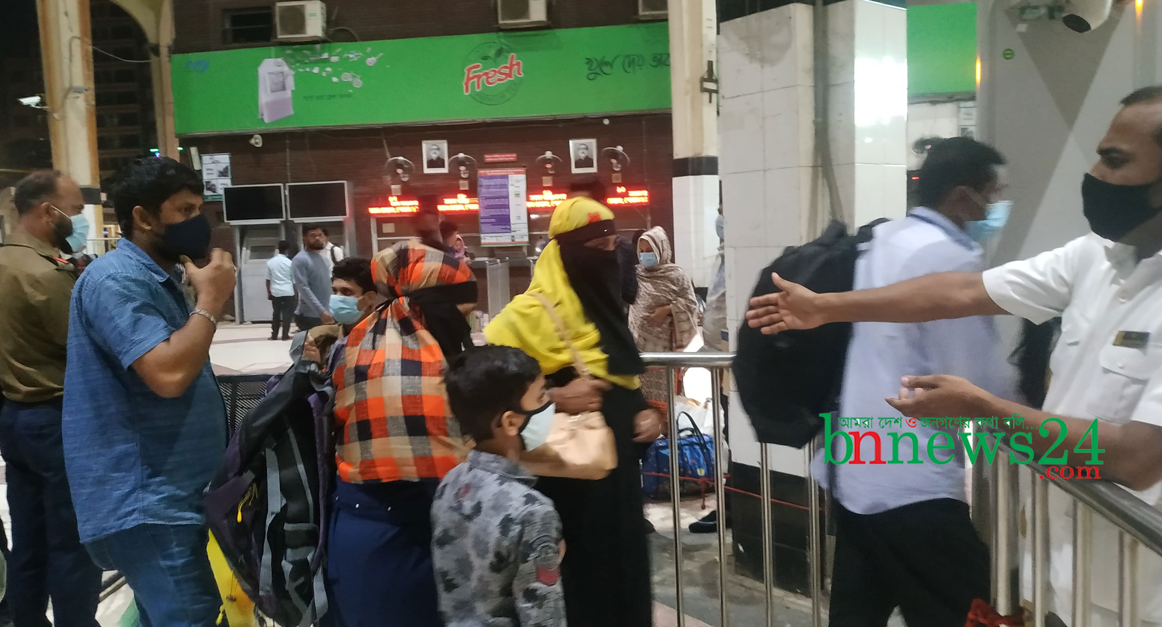 মাস্ক ছাড়া ভ্রমণে রেলযাত্রায় বেহাল অবস্থা