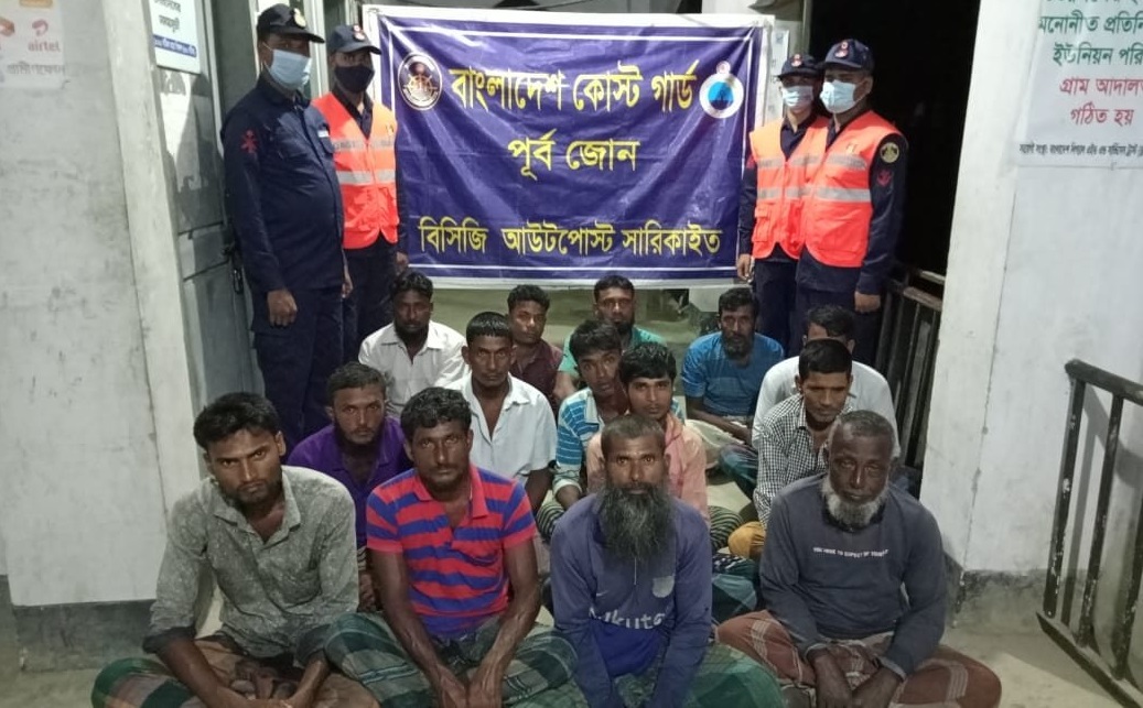 বঙ্গোপসাগরে এফবি রাজিয়া-২ বোট থেকে জেলেদের উদ্ধার করল কোস্টগার্ড