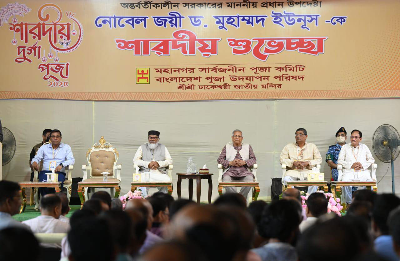 ঢাকেশ্বরী মন্দির পরিদর্শন করেছেন প্রধান উপদেষ্টা