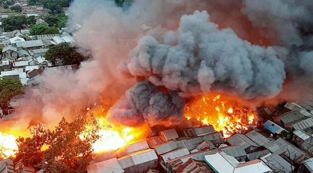 মহাখালীর সাততলা বস্তিতে ভয়াবহ আগুন, পুড়ে গেছে কয়েকশ’ ঘর