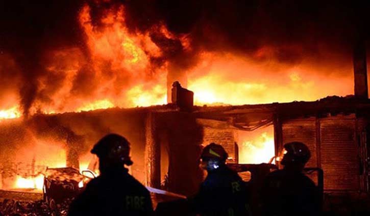 আশুলিয়ায় গোডাউনে ভয়াবহ আগুন