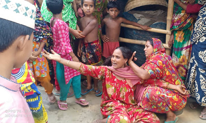 য‌শো‌রে কু‌ড়ি‌য়ে পাওয়া বোমা বি‌স্ফোর‌ণে শিশু নিহত, মা ও বোন আহত 