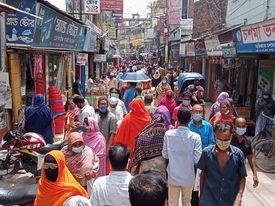 লকডাউন শিথিলের প্রথম দিনে যশোরের মার্কেটগুলোতে উপচে পড়া ভিড়