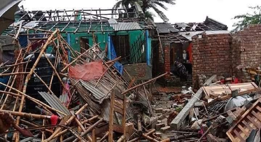 শ্রাবণের আচমকা ঝড়ে লণ্ডভণ্ড ২০টি পরিবার