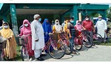 চৌগাছায় ২০ মাদরাসাছাত্রী পেল বাইসাইকেল