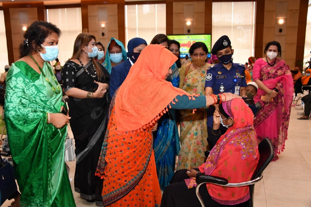 অসহায়দেরকে মাঝে ঈদ সামগ্রী বিতরণ করল পুনাক