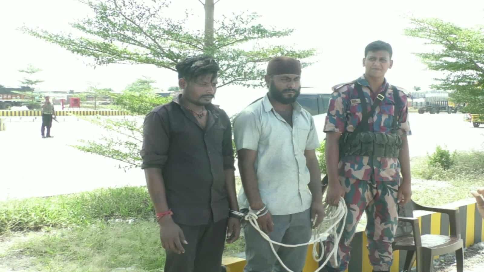 বেনাপোলে ভারতীয় ট্রাক চালক ও সহকারী অস্ত্রসহ আটক 