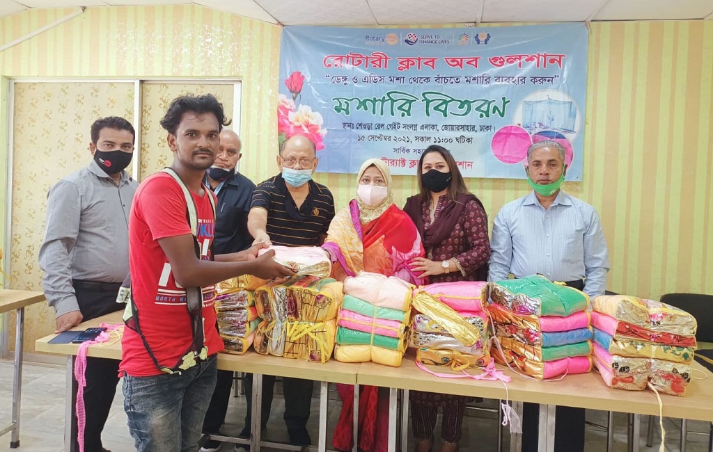 গুলশান রোটারি ক্লাবের উদ্যোগে অসহায় মানুষদের মাঝে মশারি বিতরণ