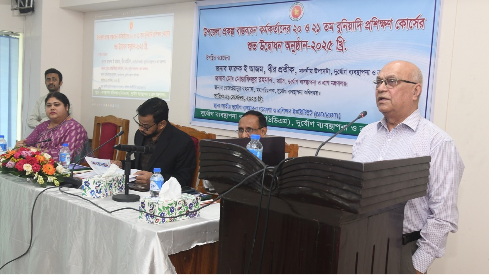 প্রকল্প বাস্তবায়ন কর্মকর্তাদের প্রলোভনের ঊর্ধ্বে উঠে কাজ করতে হবে: ত্রাণ উপদেষ্টা